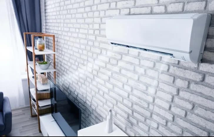 A wall mounted aircon running efficiently and producing good airflow within a living room